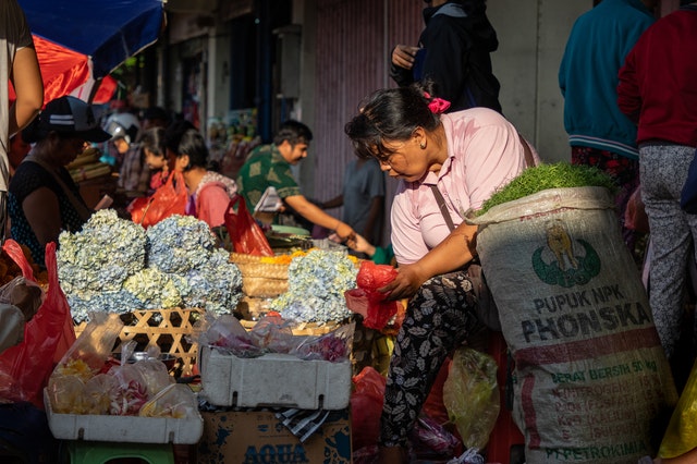 12 Makanan yang Dijual di Warung Ini Bisa Membantu Memutihkan Kulit, Lho