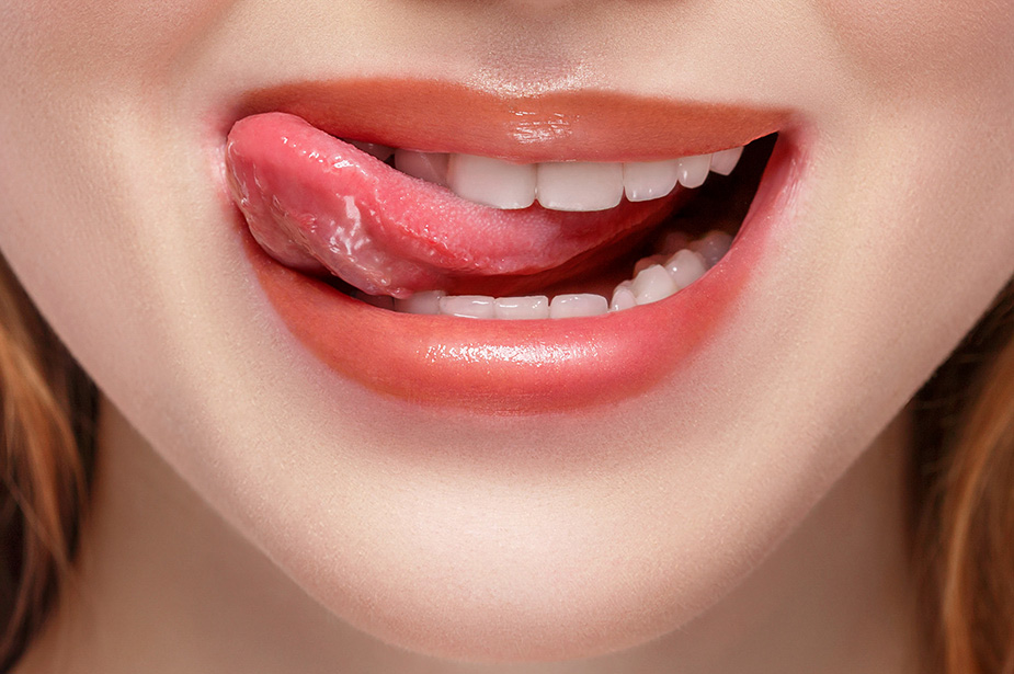 Ladies, Hindari Kebiasaan Iseng Menggigit Bibir. Ini alasannya!